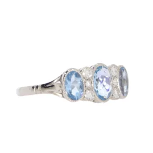 Z168.4_Aquamarine_and_diamond_ring_side