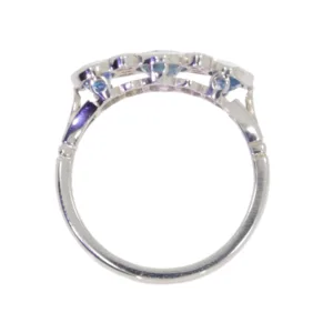 Z168.4_Aquamarine_and_diamond_ring_top