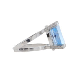 A171.4 Aquamarine single stone ring end